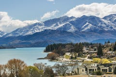 Mooi hoogste meningsland scape van de stad van meerwanaka in bewolkte dag royalty-vrije stock afbeelding Mooi hoogste meningsland scape van de stad van meerwanaka in bewolkte dag royalty-vrije stock afbeelding