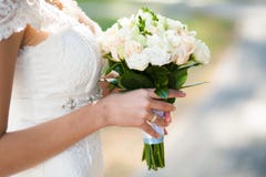 Mooi huwelijksboeket van bloemen in handen van jonge bruid royalty-vrije stock fotografie Mooi huwelijksboeket van bloemen in handen van jonge bruid royalty-vrije stock fotografie