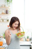 Mooi jong Aziatisch meisje die salade eten royalty-vrije stock afbeelding Mooi jong Aziatisch meisje die salade eten royalty-vrije stock afbeelding