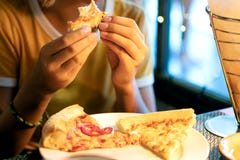 Mooi jong meisje die een plak van pizza eten royalty-vrije stock foto's Mooi jong meisje die een plak van pizza eten royalty-vrije stock foto's