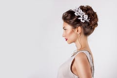 Mooi jong meisje in het beeld van de bruid, mooi huwelijkskapsel met bloemen in haar haar, kapsel voor bruid Stock Afbeelding Mooi jong meisje in het beeld van de bruid, mooi huwelijkskapsel met bloemen in haar haar, kapsel voor bruid Stock Afbeelding
