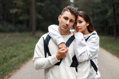 Mooi jong modieus paar in identieke witte sweaters royalty-vrije stock afbeelding Mooi jong modieus paar in identieke witte sweaters royalty-vrije stock afbeelding