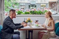 Mooi jong paar met glazen rode wijn in luxerestaurant stock afbeelding Mooi jong paar met glazen rode wijn in luxerestaurant stock afbeelding