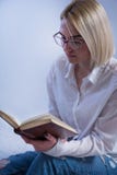Mooi jong studentenmeisje die oud boek met glazen lezen stock foto Mooi jong studentenmeisje die oud boek met glazen lezen stock foto