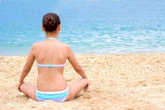 Mooi jong van de de praktijkyoga van het tienermeisje overzees van de de meditatiezomer strand royalty-vrije stock foto's Mooi jong van de de praktijkyoga van het tienermeisje overzees van de de meditatiezomer strand royalty-vrije stock foto's