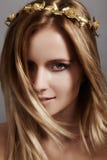 Mooi jong vrouwenmodel met vliegend licht haar Schoonheids schone huid, maniermake-up Kapsel, haircare, samenstelling stock foto Mooi jong vrouwenmodel met vliegend licht haar Schoonheids schone huid, maniermake-up Kapsel, haircare, samenstelling stock foto