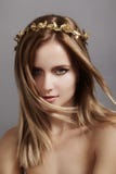 Mooi jong vrouwenmodel met vliegend licht haar Schoonheids schone huid, maniermake-up Kapsel, haircare, samenstelling royalty-vrije stock afbeelding Mooi jong vrouwenmodel met vliegend licht haar Schoonheids schone huid, maniermake-up Kapsel, haircare, samenstelling royalty-vrije stock afbeelding