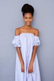 Mooi jong zwarte in kleding die grijze achtergrond vernederen stock afbeeldingen Mooi jong zwarte in kleding die grijze achtergrond vernederen stock afbeeldingen
