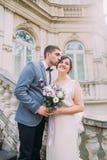 Mooi jonggehuwdepaar in liefde het stellen op oude treden bij het oude Oostenrijkse paleis royalty-vrije stock afbeeldingen Mooi jonggehuwdepaar in liefde het stellen op oude treden bij het oude Oostenrijkse paleis royalty-vrije stock afbeeldingen