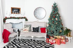 Mooi Kerstmisbinnenland De Decoratie van het nieuwjaar Comforthuis Klassieke nieuwe die jaarboom in een ruimte wordt verfraaid me Stock Foto Mooi Kerstmisbinnenland De Decoratie van het nieuwjaar Comforthuis Klassieke nieuwe die jaarboom in een ruimte wordt verfraaid me Stock Foto