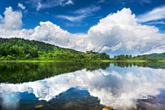 Mooi landschap met bewolkte blauwe die hemel in duidelijk wordt weerspiegeld Royalty-vrije Stock Fotografie Mooi landschap met bewolkte blauwe die hemel in duidelijk wordt weerspiegeld Royalty-vrije Stock Fotografie