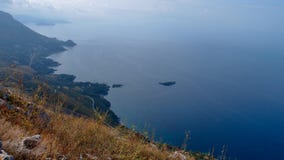 Mooi landschap met een mening die van de ruwe kustlijn en het overzees, regelmatig de hemel, Maratea, Italië worden royalty-vrije stock afbeelding Mooi landschap met een mening die van de ruwe kustlijn en het overzees, regelmatig de hemel, Maratea, Italië worden royalty-vrije stock afbeelding