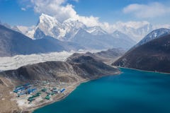 Mooi landschap van Gokyo-meer en dorp, Everest-gebied, N royalty-vrije stock fotografie Mooi landschap van Gokyo-meer en dorp, Everest-gebied, N royalty-vrije stock fotografie