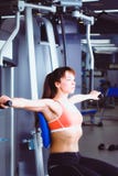 Mooi meisje bij de gymnastiek die op trainers uitoefenen Mooi meisje Royalty-vrije Stock Fotografie Mooi meisje bij de gymnastiek die op trainers uitoefenen Mooi meisje Royalty-vrije Stock Fotografie