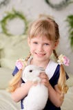 mooi meisje die een wit konijn houden stock fotografie mooi meisje die een wit konijn houden stock fotografie