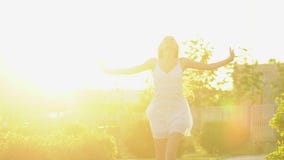 Mooi meisje die hebbend pret op de groene dag van de parkzomer in zonzonsondergang lopen Vrijheid, gezondheid, gelukconcept geluk stock videobeelden Mooi meisje die hebbend pret op de groene dag van de parkzomer in zonzonsondergang lopen Vrijheid, gezondheid, gelukconcept geluk stock videobeelden