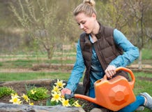 Mooi meisje die tuin behandelen Het water geven van bloemen van waterin stock fotografie Mooi meisje die tuin behandelen Het water geven van bloemen van waterin stock fotografie