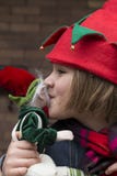 Mooi meisje met elfhoed het kussen elfstuk speelgoed stock afbeeldingen Mooi meisje met elfhoed het kussen elfstuk speelgoed stock afbeeldingen