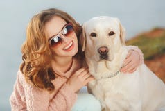 Mooi meisje met haar hond dichtbij overzees Stock Afbeelding Mooi meisje met haar hond dichtbij overzees Stock Afbeelding