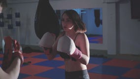 Mooi meisje met trainer die het kickboxing in gymnastiek in 4K uitoefenen stock videobeelden Mooi meisje met trainer die het kickboxing in gymnastiek in 4K uitoefenen stock videobeelden
