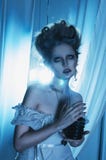Mooi meisjesspook, heks, dode bruid in een witte kleding met vi stock fotografie Mooi meisjesspook, heks, dode bruid in een witte kleding met vi stock fotografie