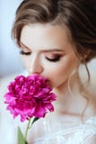 Mooi modelmeisje met bloemenpioen stock fotografie Mooi modelmeisje met bloemenpioen stock fotografie