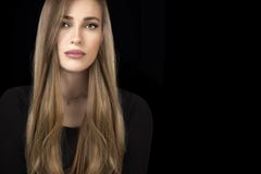 Mooi modelmeisje met gezond lang haar Haar die techn kleuren stock foto Mooi modelmeisje met gezond lang haar Haar die techn kleuren stock foto