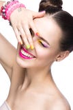 Mooi modelmeisje met heldere gekleurde make-up en nagellak in het de zomerbeeld Het Gezicht van de schoonheid Korte gekleurde spi stock foto Mooi modelmeisje met heldere gekleurde make-up en nagellak in het de zomerbeeld Het Gezicht van de schoonheid Korte gekleurde spi stock foto