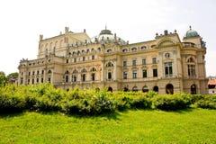 Mooi oud die paleis door bloeiend groen tegen de hemel wordt omringd stock foto's Mooi oud die paleis door bloeiend groen tegen de hemel wordt omringd stock foto's