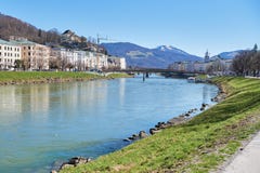 Mooi panorama van de historische stad van Salzburg met Salzach-rivier in de zomer, Salzburg, Salzburger-Land, Oostenrijk stock foto Mooi panorama van de historische stad van Salzburg met Salzach-rivier in de zomer, Salzburg, Salzburger-Land, Oostenrijk stock foto