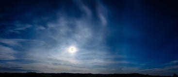 Mooi panorama van de volle maan die over de Karpaten is gegaan royalty-vrije stock foto Mooi panorama van de volle maan die over de Karpaten is gegaan royalty-vrije stock foto