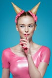 Mooi portret van vrouw met maniermake-up royalty-vrije stock afbeeldingen Mooi portret van vrouw met maniermake-up royalty-vrije stock afbeeldingen