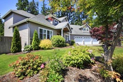 Mooi randberoep van klassiek Amerikaans huis met aardig landschapsontwerp stock afbeeldingen Mooi randberoep van klassiek Amerikaans huis met aardig landschapsontwerp stock afbeeldingen