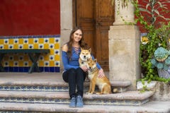 Mooi Spaans Donkerbruin Modelposes outdoors on een Mexicaanse Boerderij stock afbeelding Mooi Spaans Donkerbruin Modelposes outdoors on een Mexicaanse Boerderij stock afbeelding
