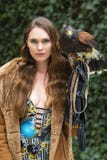 Mooi Spaans Donkerbruin Modelposes outdoors with een Valk in een Hacienda stock afbeeldingen Mooi Spaans Donkerbruin Modelposes outdoors with een Valk in een Hacienda stock afbeeldingen