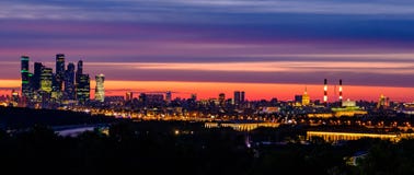 Mooi stadslandschap Nachtmening van de Musheuvels op de stad van Moskou stock fotografie Mooi stadslandschap Nachtmening van de Musheuvels op de stad van Moskou stock fotografie