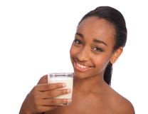 Mooie Afrikaanse Amerikaanse meisje het drinken melk royalty-vrije stock foto's Mooie Afrikaanse Amerikaanse meisje het drinken melk royalty-vrije stock foto's