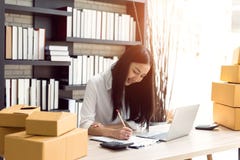 Mooie Aziatische jonge vrouw die aan laptop computer werken royalty-vrije stock fotografie Mooie Aziatische jonge vrouw die aan laptop computer werken royalty-vrije stock fotografie
