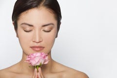 Mooie Aziatische Vrouw Modelwith pink rose stock foto Mooie Aziatische Vrouw Modelwith pink rose stock foto