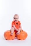 Mooie baby in oranje t-shirt op een witte zitting als achtergrond o stock foto's Mooie baby in oranje t-shirt op een witte zitting als achtergrond o stock foto's