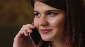 Mooie bedrijfsvrouw die op de telefoon spreken die en over haar reis op vakantie glimlachen spreken Close-up stock videobeelden Mooie bedrijfsvrouw die op de telefoon spreken die en over haar reis op vakantie glimlachen spreken Close-up stock videobeelden