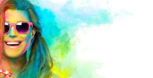 Mooie blije jonge vrouw die het Holi-festival vieren Kleurenfestival Het concept van de schoonheidslente royalty-vrije stock fotografie Mooie blije jonge vrouw die het Holi-festival vieren Kleurenfestival Het concept van de schoonheidslente royalty-vrije stock fotografie