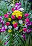 Mooie bloemenachtergrond voor huwelijksscène Mooi boeket van gemengde bloemen in een vaas op houten lijst stock foto's Mooie bloemenachtergrond voor huwelijksscène Mooi boeket van gemengde bloemen in een vaas op houten lijst stock foto's