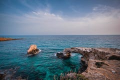 Mooie brug van minnaars op de achtergrond van het overzees in Cyprus royalty-vrije stock fotografie Mooie brug van minnaars op de achtergrond van het overzees in Cyprus royalty-vrije stock fotografie