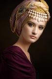 Mooie dame met gekleurde tulband royalty-vrije stock fotografie Mooie dame met gekleurde tulband royalty-vrije stock fotografie