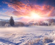 Mooie de winterzonsopgang in bergdorp. stock foto Mooie de winterzonsopgang in bergdorp. stock foto