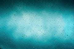Mooie dekking van gradiëntachtergrond Regendalingen op glas met donkere wolken Groet voor ontwerp Stock Foto Mooie dekking van gradiëntachtergrond Regendalingen op glas met donkere wolken Groet voor ontwerp Stock Foto