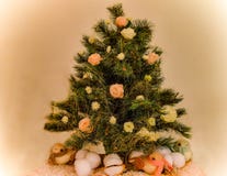 Mooie die Kerstboom, met verse bloemen en feestelijke fonkelingen wordt verfraaid stock afbeelding Mooie die Kerstboom, met verse bloemen en feestelijke fonkelingen wordt verfraaid stock afbeelding