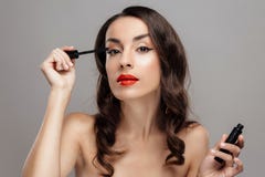 Mooie donkerbruine vrouw met rode lippenstift op lippen Close-upmeisje met mooie samenstelling royalty-vrije stock foto's Mooie donkerbruine vrouw met rode lippenstift op lippen Close-upmeisje met mooie samenstelling royalty-vrije stock foto's