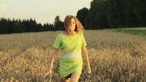 Mooie en gelukkige vrouw die op tarwegebied lopen stock video Mooie en gelukkige vrouw die op tarwegebied lopen stock video